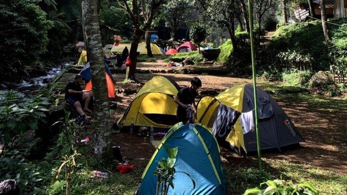 Wisatawan yang mendirikan tenda untuk kemping di tempat wisata Capolaga atau Capolaga Adventure Camp Subang, Jawa Barat.