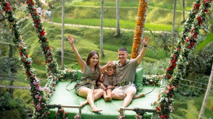 Wisatawan mengajak anak-anak untuk nyobain wahana di Alas Harum Bali, tempat wisata populer yang terletak di Kecamatan Tegallalang, Kabupaten Gianyar, Bali.