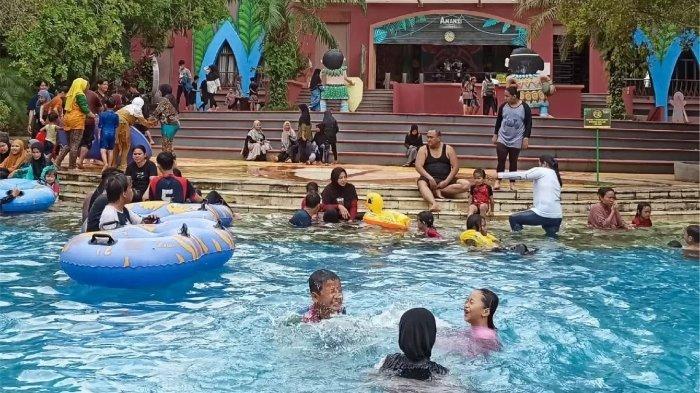 Wisatawan menghabiskan waktu liburan akhir pekan di Amanzi Waterpark Palembang, Sumatera Selatan.