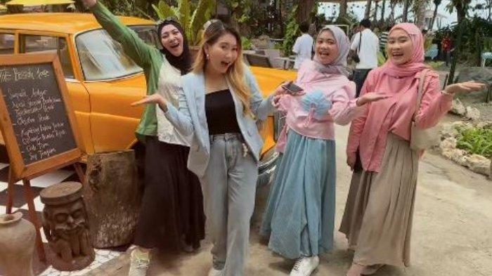 Wisatawan mengunjungi The Beach House di Balikpapan, Kalimantan Timur.