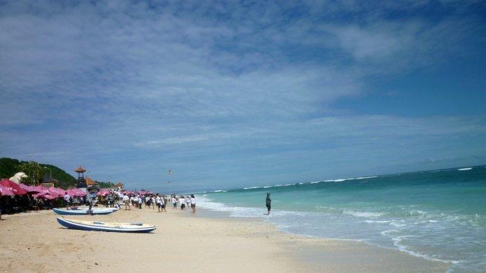 Wisatawan menikmati momen liburan ke Pantai Pandawa di Badung, Bali.