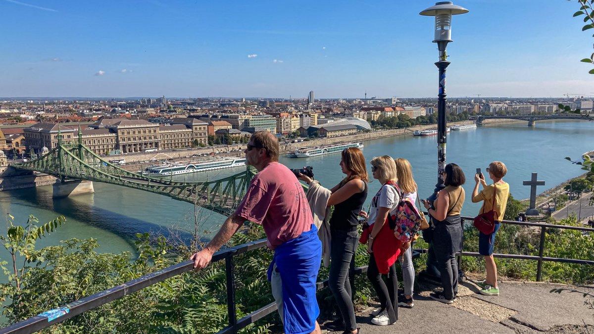 Wisatawan menikmati pemandangan Budapest dari Gellért Hill