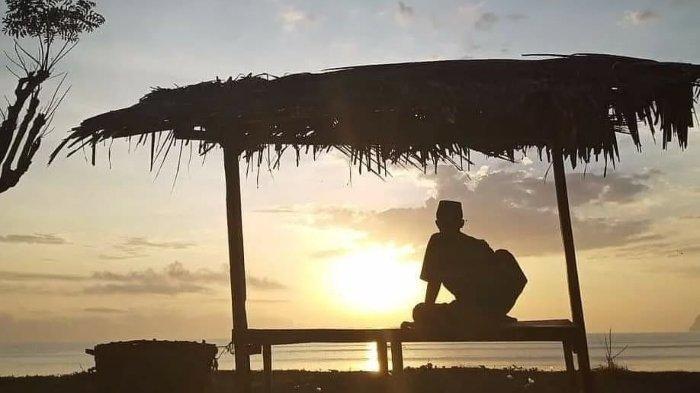 Wisatawan menikmati pesona sunset di Pantai Gumuk Kantong Banyuwangi, Jawa Timur.