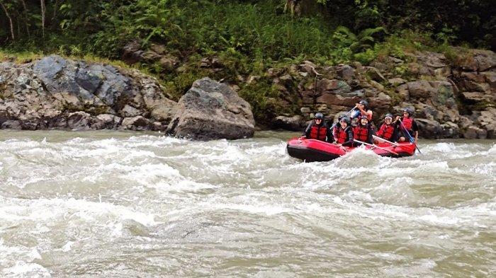 Wisatawan menikmati wahana arung jeram atau rafting di Jambo Adventure Camp di Kecamatan Mane, Kabupaten Pidie, Aceh.
