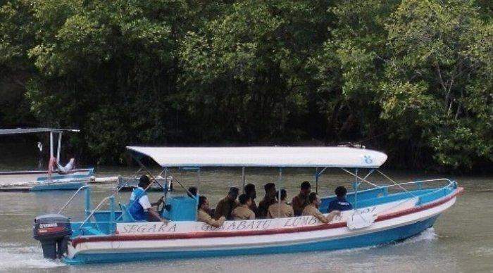 Wisatawan bermain kano dan menyusuri area Ekowisata Mangrove Batu Lumbang, tempat wisata alam di Denpasar, Bali.