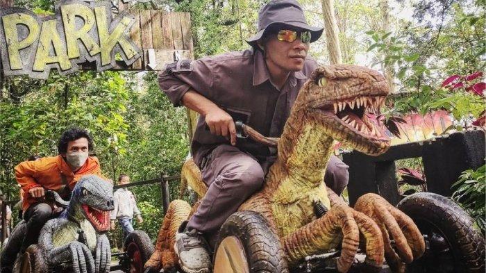 Wisatawan naik wahana dinosaurus di Mojosemi Forest Park Magetan, Jawa Timur.