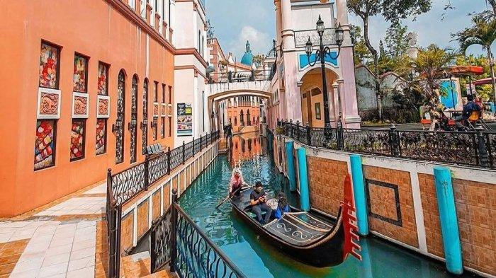 Wisatawan naik wahana gondola di Little Venice Kota Bunga, Cianjur, Jawa Barat.