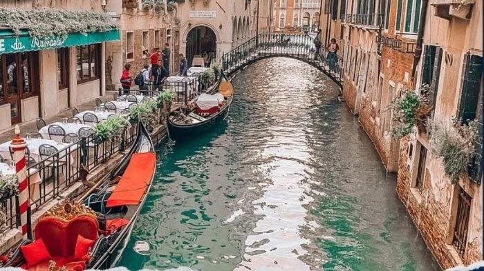 Little Venice Kota Bunga: Mendayung Gondola Menyusuri Kanal-Kanal Cantik Seperti di Venesia di Jantung Jawa Barat