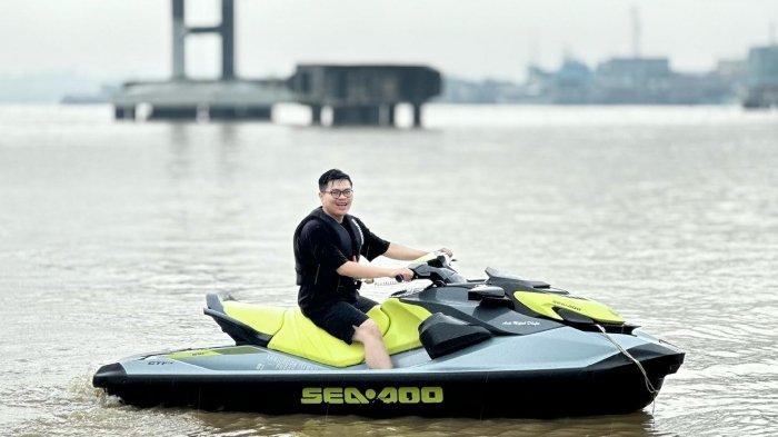 Wisatawan nyobain serunya main jetski di Jetski Mahakam Samarinda, Kalimantan Timur.