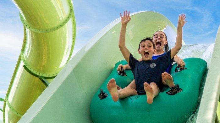 Wisatawan nyobain wahana air di Waterbom Bali - Kecamatan Kuta, Kabupaten Badung, Bali.