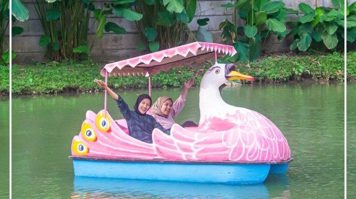 Wisatawan nyobain wahana becak air di Jember Mini Zoo.