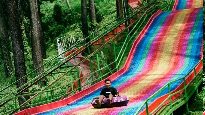 Wisatawan nyobain wahana di Tanaria Park Pasuruan, Jawa Timur.