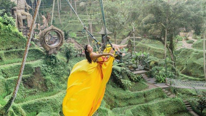 Wisatawan nyobain wahana ekstrem di Alas Harum Bali, tempat wisata populer yang terletak di Kecamatan Tegallalang, Kabupaten Gianyar, Bali.