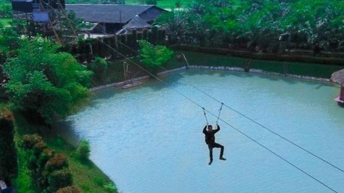 Wisatawan nyobain wahana flying fox yang menantang di Jambi Paradise, tempat wisata di Kecamatan Sungai Gelam, Kabupaten Muaro Jambi, Jambi.