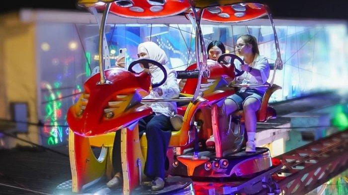 Wisatawan nyobain wahana permainan di Batu Night Spectacular (BNS) Kota Batu, Jawa Timur.