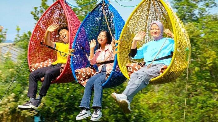 Wisatawan nyobain wahana permainan di Cigwa Green World Adventure Bogor, Jawa Barat.