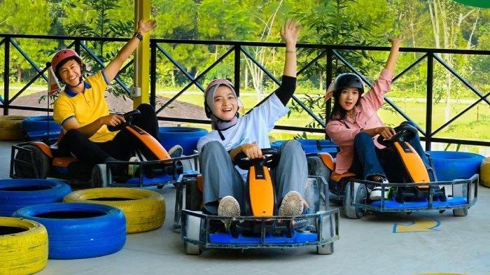 Wisatawan nyobain wahana permainan di Cigwa Green World Adventure Bogor, Jawa Barat.
