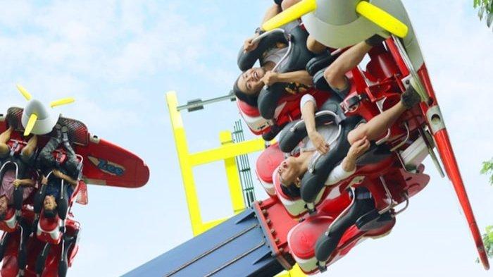 Wisatawan nyobain wahana permainan di JungleLand Adventure Theme Park Bogor, Jawa Barat.