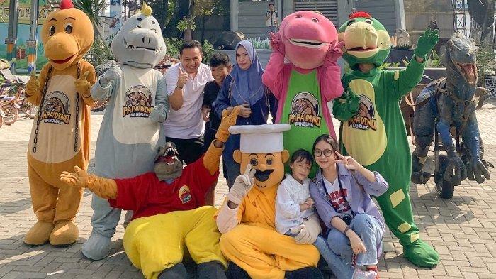 Wisatawan sedang liburan akhir pekan di Papa Dino Bandung, Jawa Barat.