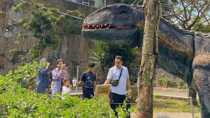 Wisatawan sedang liburan akhir pekan di Papa Dino Puncak, Bogor, Jawa Barat.