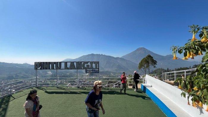 Wisatawan sedang menikmati keindahan panorama yang disuguhkan di wisata Pintu Langit Wonosobo