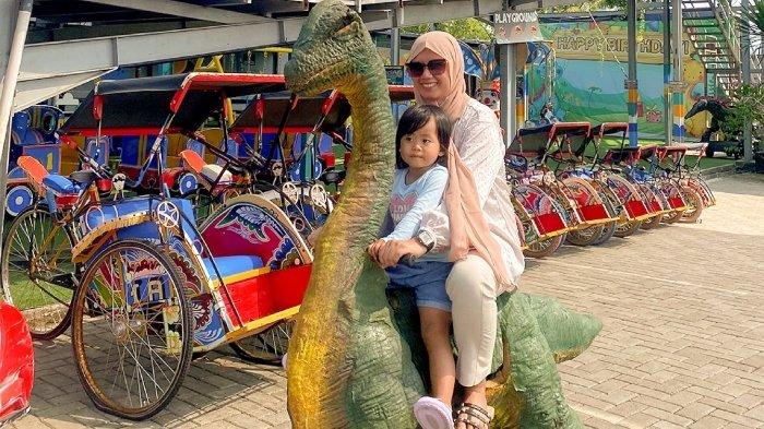 Wisatawan sedang nyobain wahana dino dokar di Papa Dino Puncak Bogor, Jawa Barat.