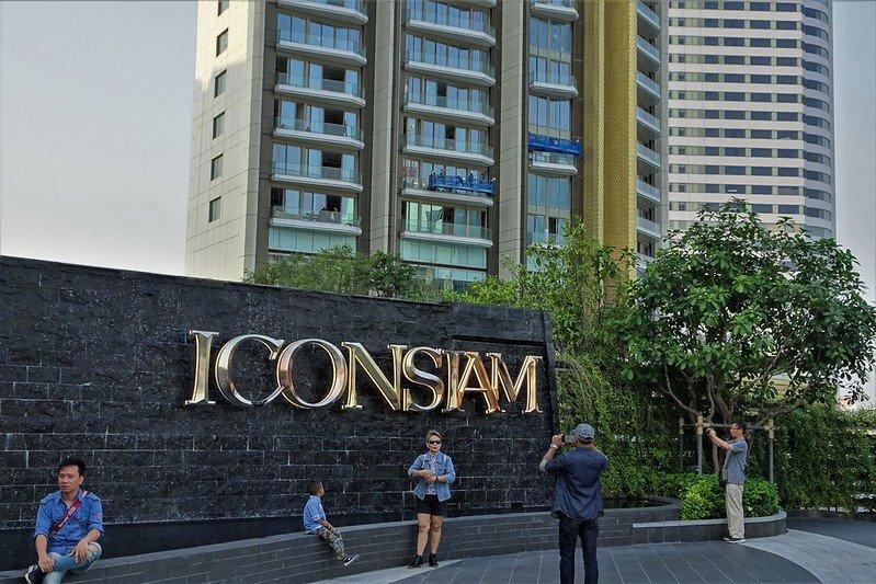 Wisatawan yang berfoto dengan latar Iconsiam, Bangkok Thailand