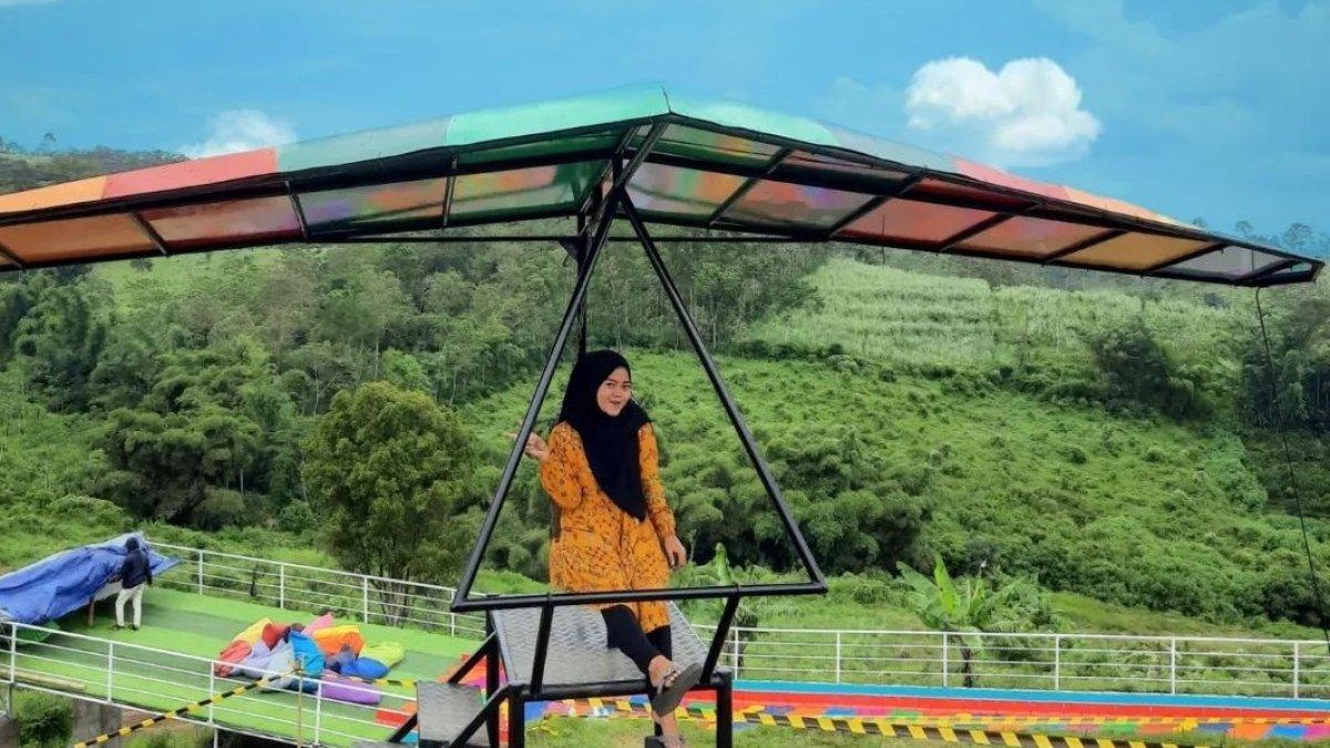 Wisatawan yang berfoto di sejumlah spot instagenic Malang Dreamland