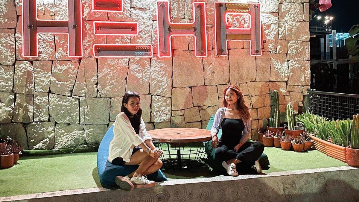 Wisatawan yang berpose di satu spot foto HeHa Sky View Jogja buat healing akhir pekan.