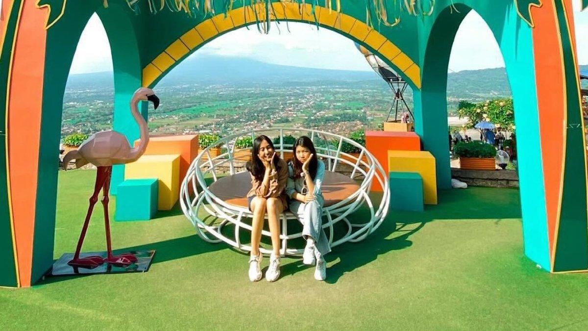 Wisatawan yang berpose di satu spot foto HeHa Sky View Jogja buat liburan akhir pekan.