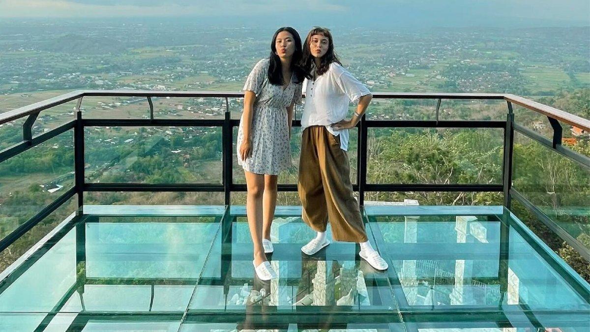 Wisatawan yang berpose di satu spot foto HeHa Sky View Jogja
