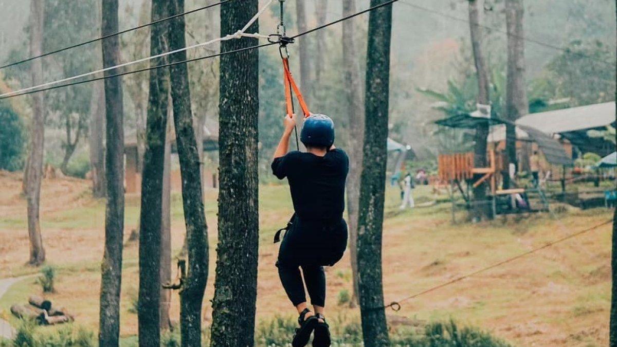 Wisatawan yang mencoba flying fox di Orchid Forest Cikole.