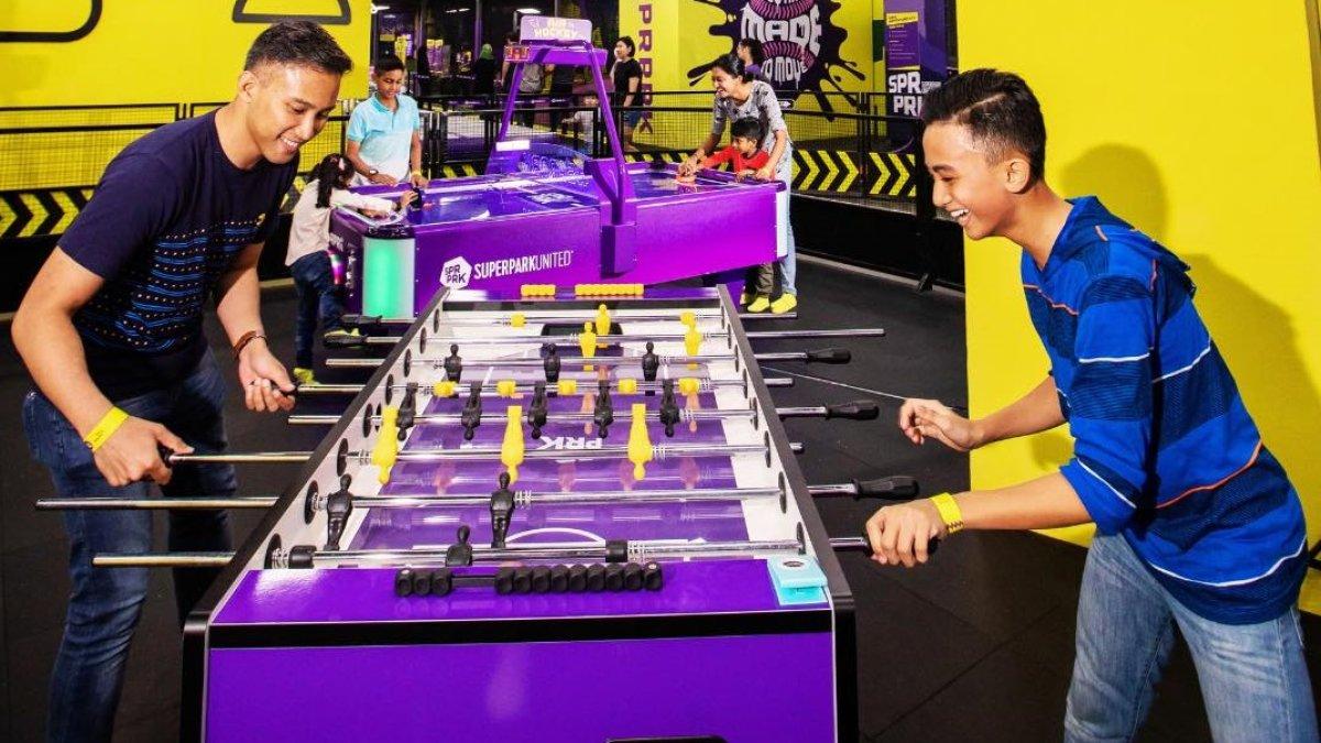 Wisatawan yang mencoba permainan di SuperPark Jakarta.