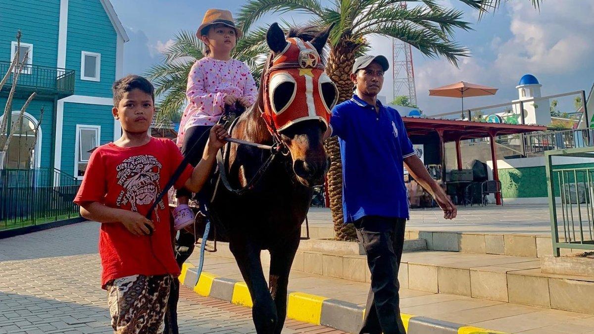 Wisatawan yang mencoba wahana naik kuda di Oasis Sukabumi