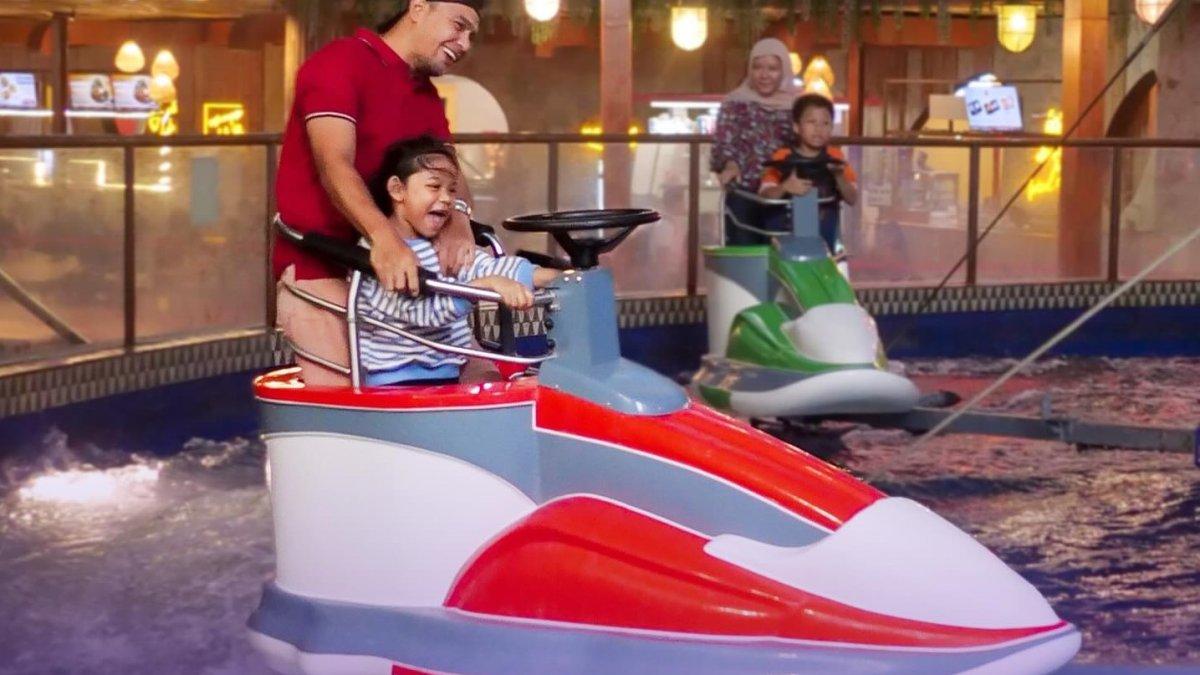 Wisatawan yang mengajak anak ke Trans Studio Cibubur saat libur sekolah