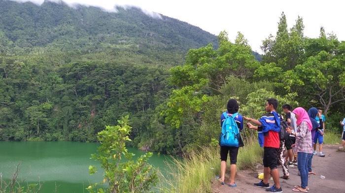 Wisatawan yang mengunjungi Danau Tolire, satu tempat wisata hits di Ternate untuk liburan akhir pekan.