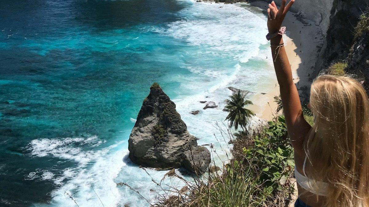 Wisatawan yang mengunjungi Diamond Beach di Nusa Penida Bali.