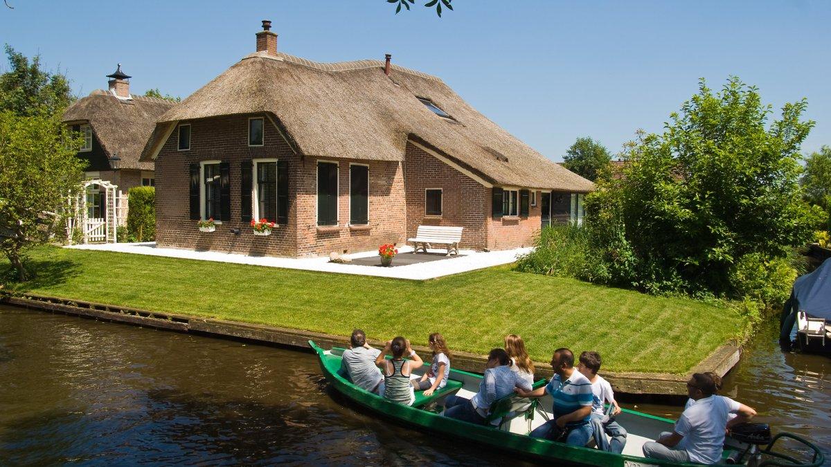 Wisatawan yang mengunjungi Giethoorn Belanda.