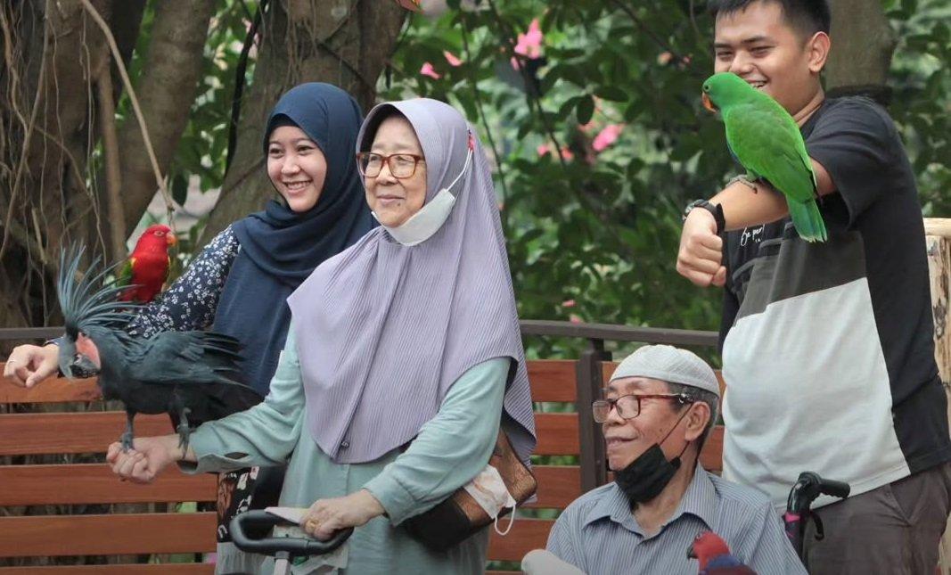 Wisatawan yang mengunjungi Jagat Satwa Nusantara, Taman Mini Indonesia Indah (TMII), Jakarta.