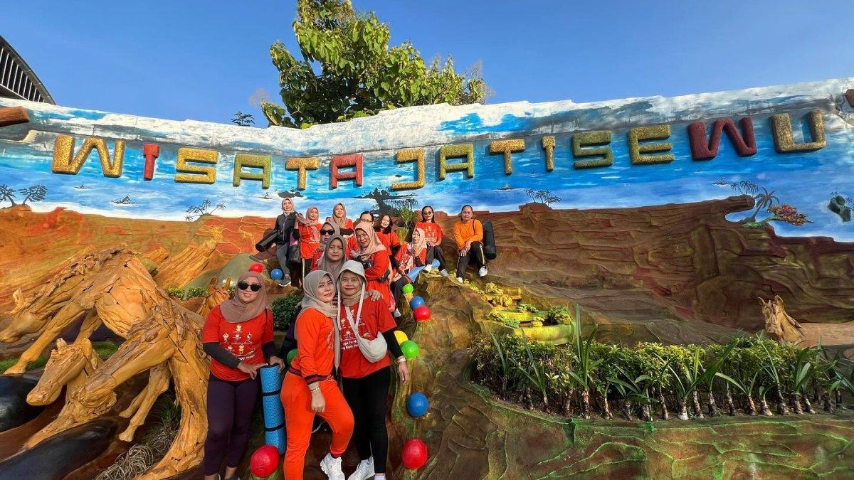 Wisatawan yang mengunjungi Jati Sewu Gresik di Jawa Timur