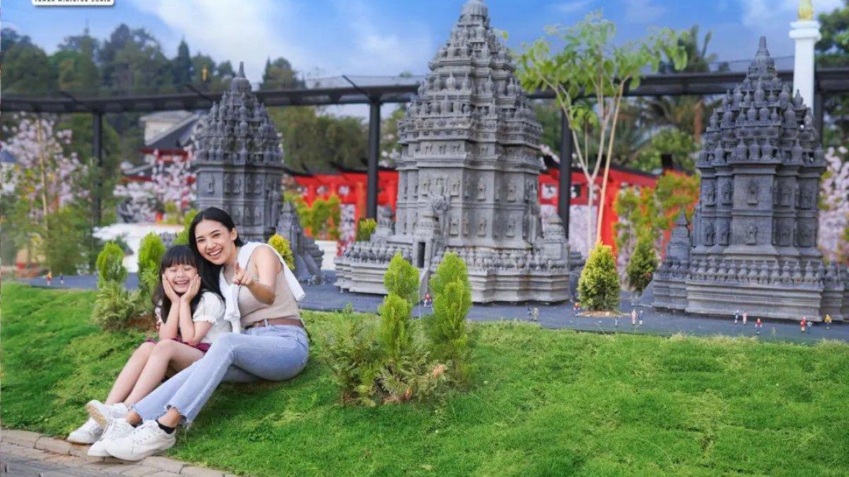 Wisatawan yang mengunjungi Minimania Puncak, tempat wisata baru di Bogor Jawa Barat.