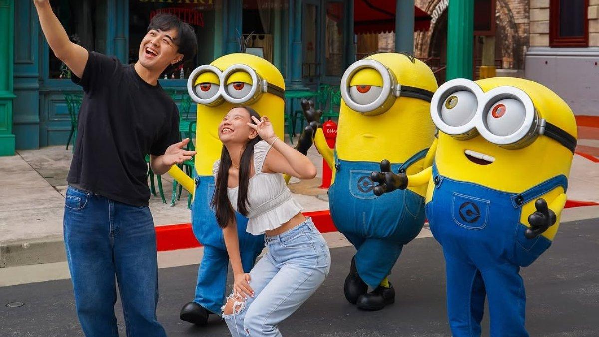 Wisatawan yang mengunjungi Universal Studios Singapore di Singapura, Minggu (9/3/2025)