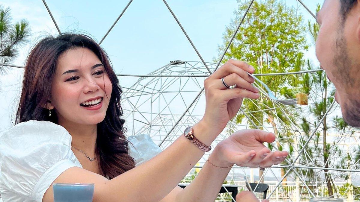 Wisatawan yang menikmati Valentine di De Mangol View Jogja.