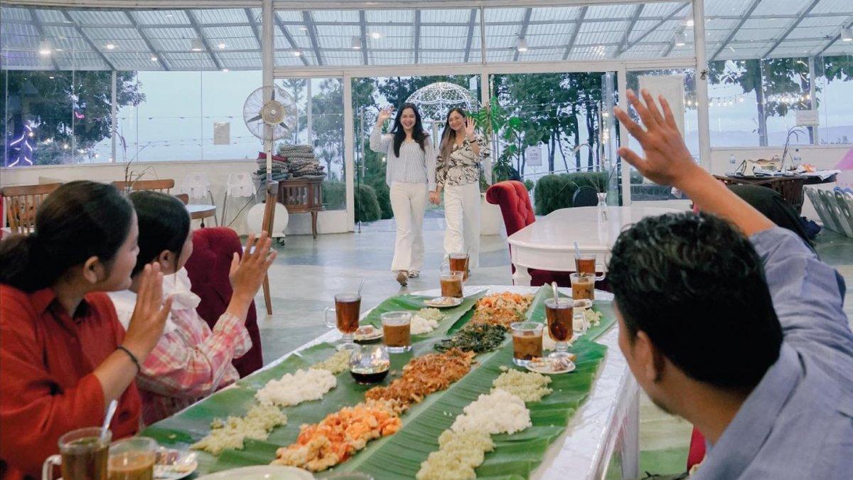 Wisatawan yang menikmati kuliner di De Mangol View Jogja