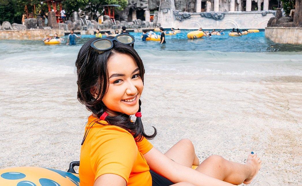 Wisatawan yang menikmati liburan di Atlantis Ancol Jakarta.
