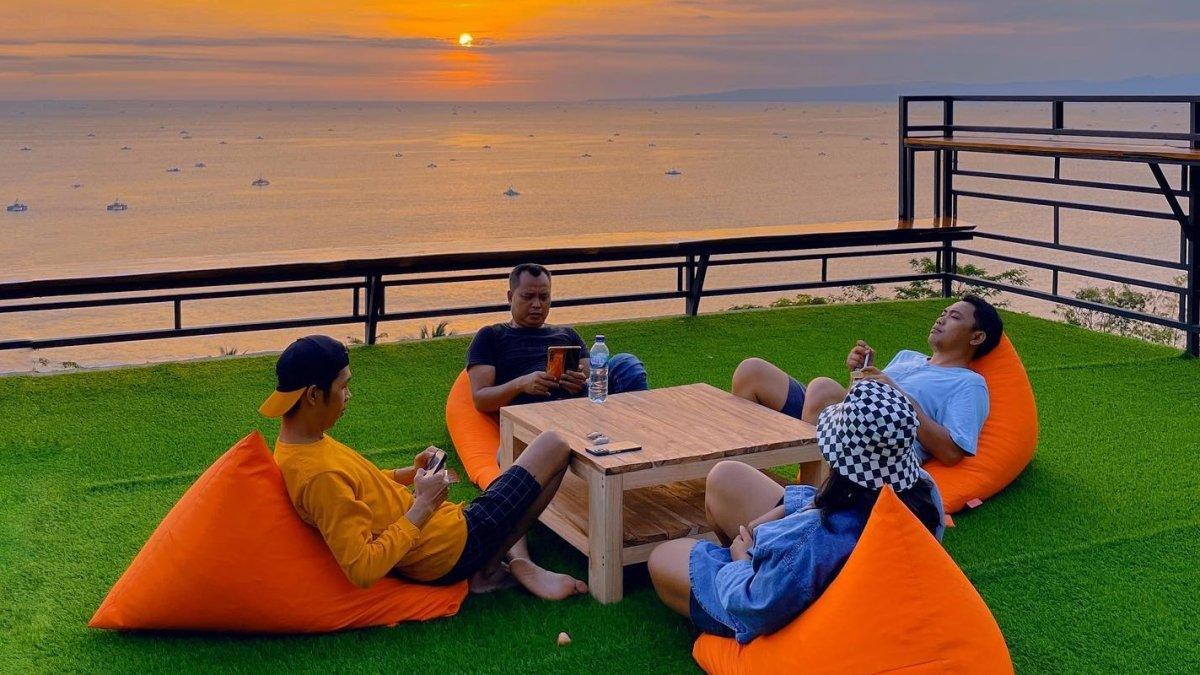 Wisatawan yang menikmati matahari terbenam di Bukit Sunset Hill Sukabumi Jawa Barat.