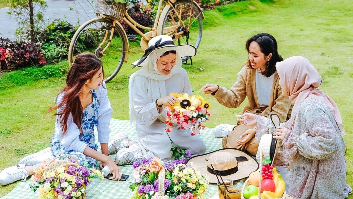 Wisatawan yang menikmati piknik bareng sahabat di La Li Sa Farmer's Village Jogja.