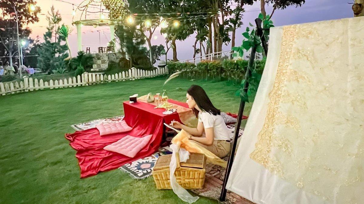 Wisatawan yang menikmati piknik di De Mangol View Jogja