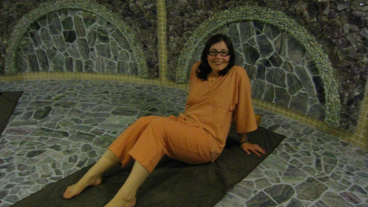 Wisatawan yang menikmati sauna di Jepang