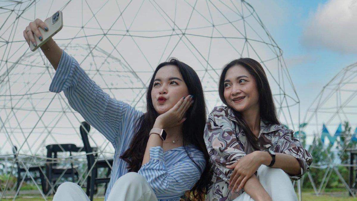 Wisatawan yang menikmati spot foto di De Mangol View Jogja